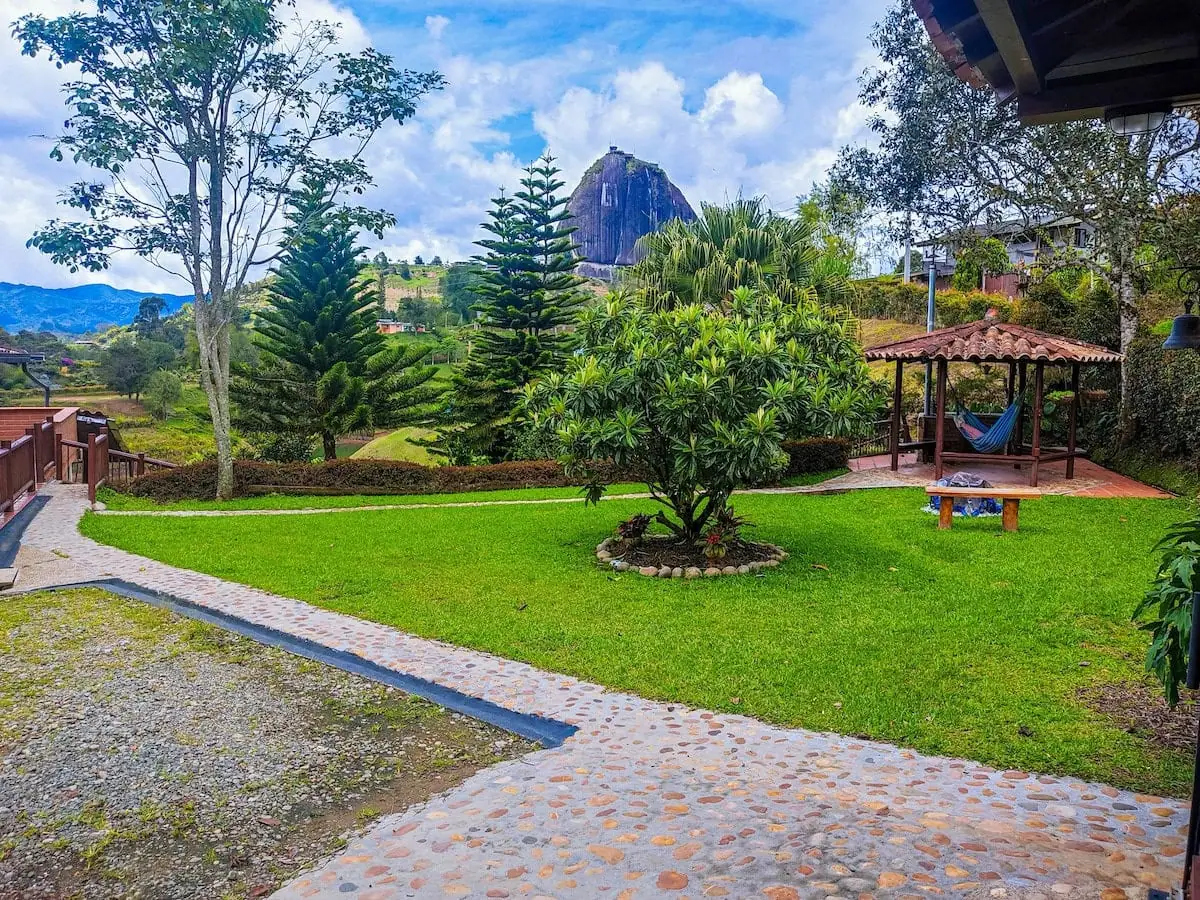 Vista panorámica desde Finca Conejo Blanco hacia la Piedra del Peñol